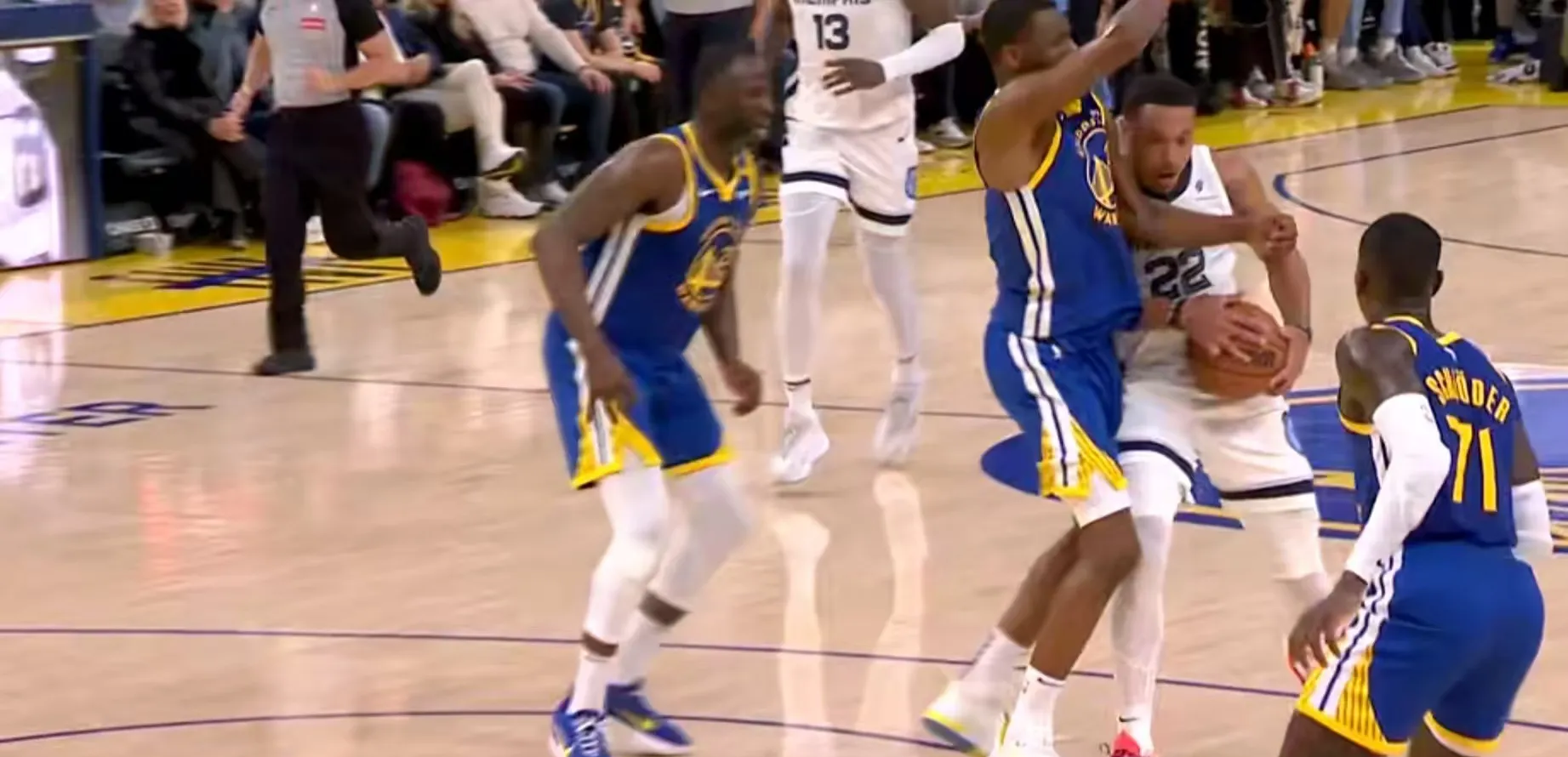 九游游戏中心下载-穆雷重要时刻锐不可当，勇士带队取胜！全场沸腾不已(勇不可当还是勇不可挡)